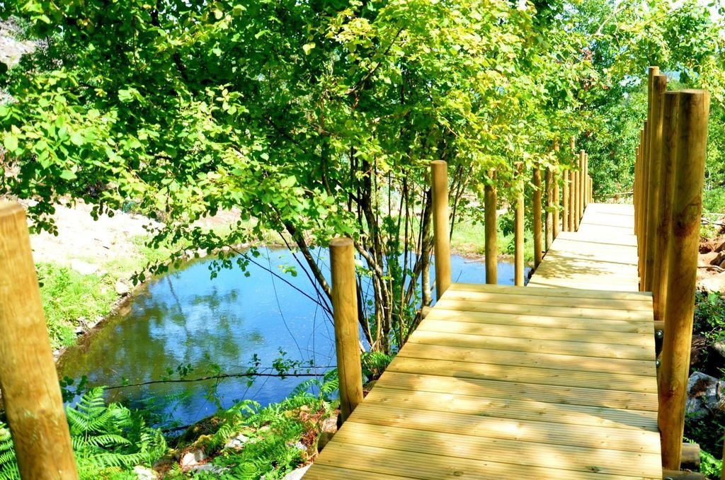 La ecopista está construida con materiales naturales que se funden con el entorno del río.