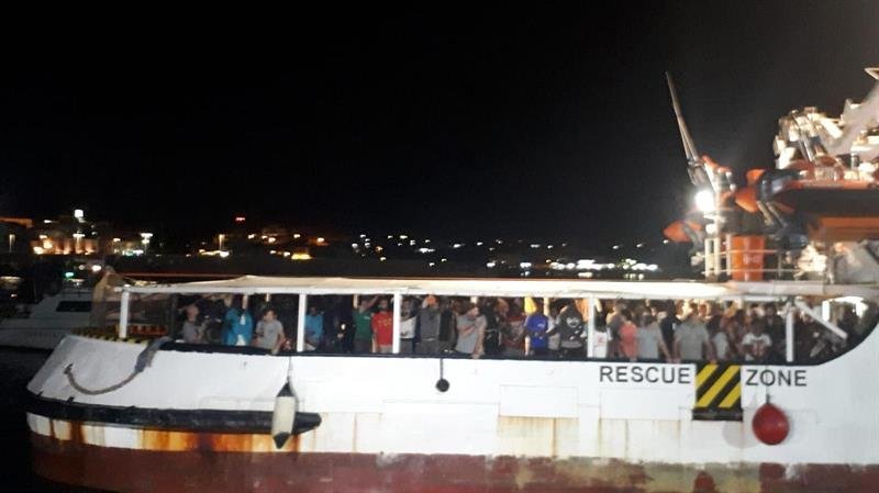 El barco humanitario español &#39;Open Arms&#39;, con migrantes a bordo, llega a la isla de Lampedusa