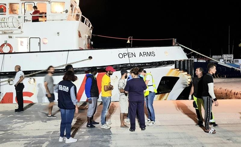 Los migrantes del &#34;Open Arms&#34; esperan en Lampedusa su futuro. Cinco países de la UE, entre ellos España, se los repartirán.