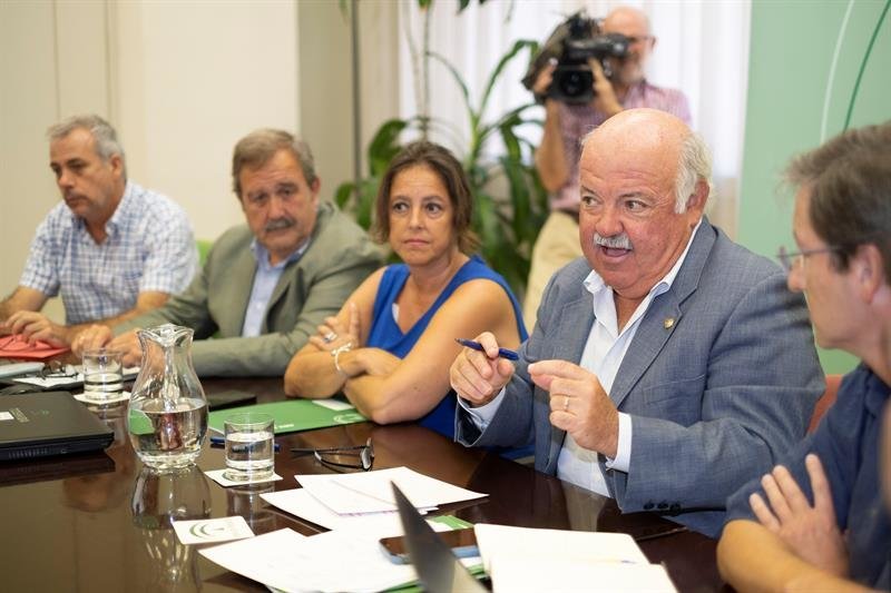 El consejero de Salud y Familias de la Junta de Andalucía, Jesús Aguirre (2d), junto a responsables de su departamento y especialistas en infecciosos