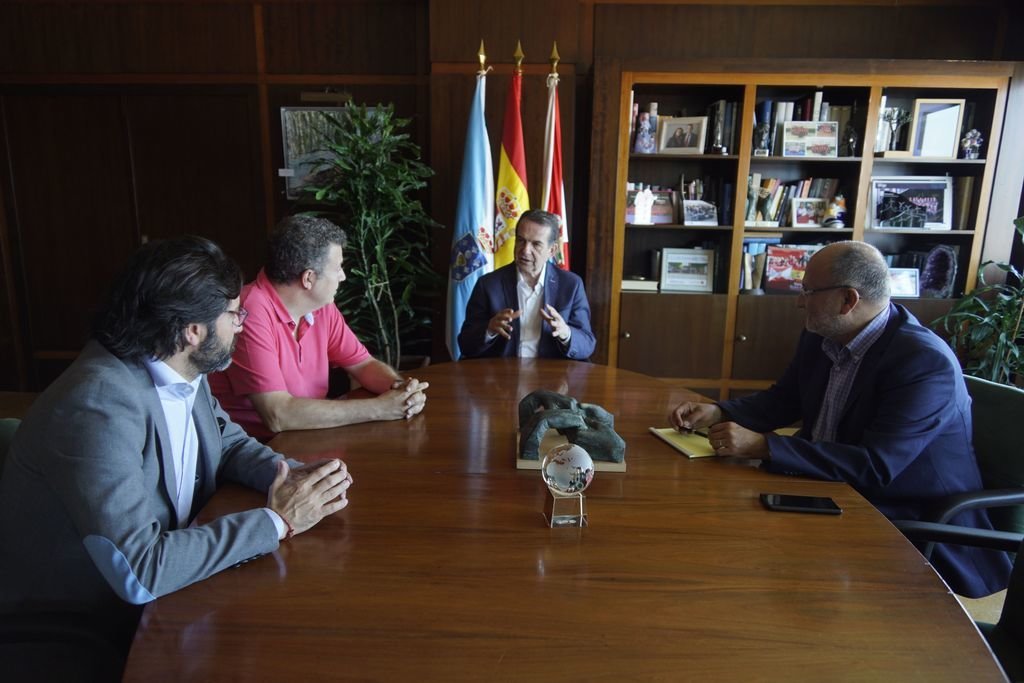 El alcalde se reunió con Ignacio Amoedo y José Carlos Giménez, presidente y vicepresidente de la Coral Casablanca