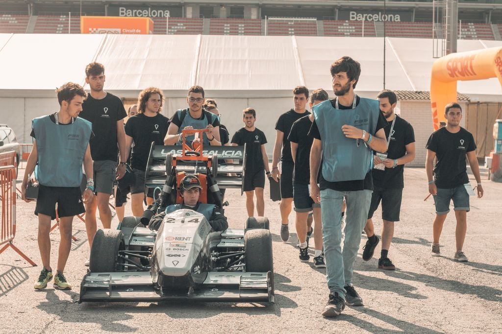 Los alumnos de la Universidad de Vigo participan hasta el domingo en la Fórmula Uno universitaria que se celebra en Montmeló, donde se vive un ambiente de enorme compañerismo.
