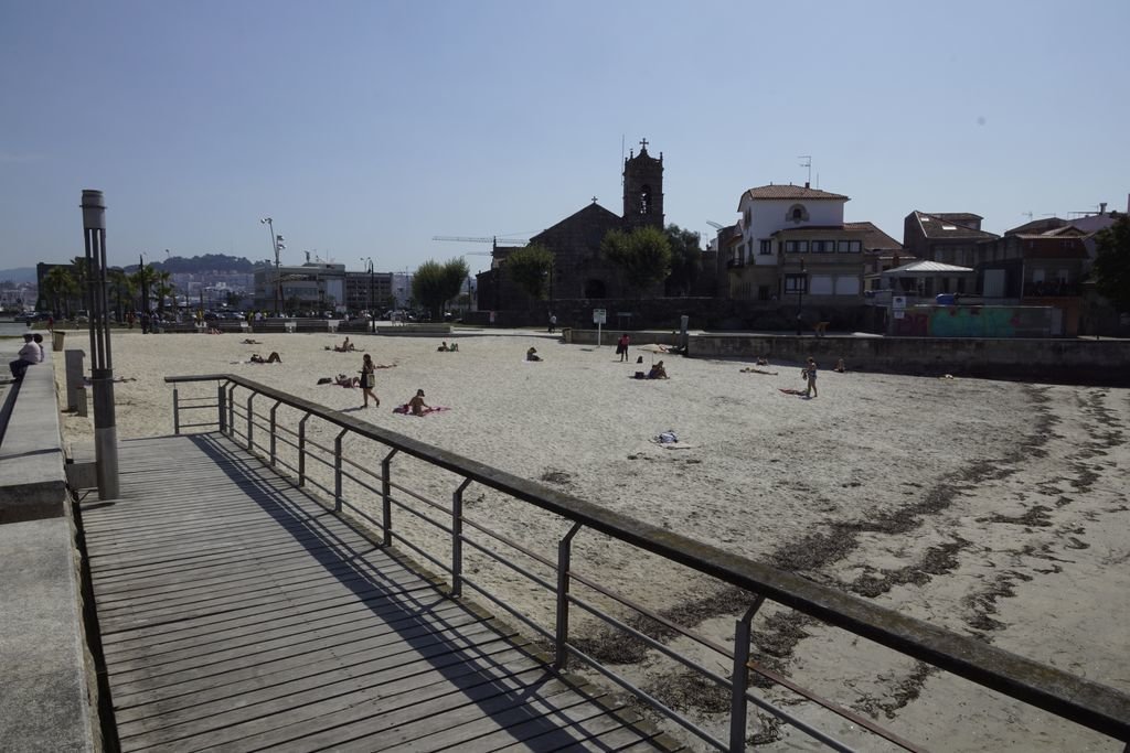 O Adro es la playa más urbana de Vigo ya que se localiza en pleno centro de la antigua villa.