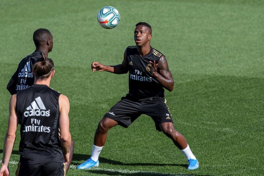 Vinicius controla un balón, ayer, en el entrenamiento del Real Madrid.