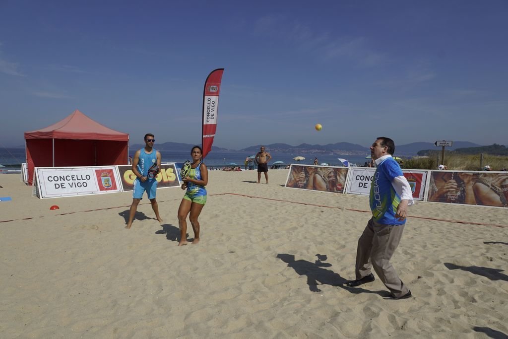Abel Caballero participó ayer en una exhibición para promocionar el Campeonato de Galicia de tenis playa.
