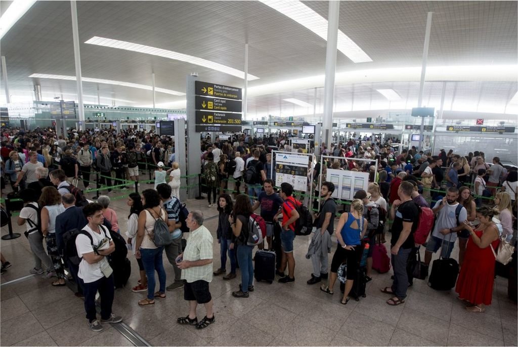 La largas colas volverán a ser una constante en aeropuertos como El Prat.