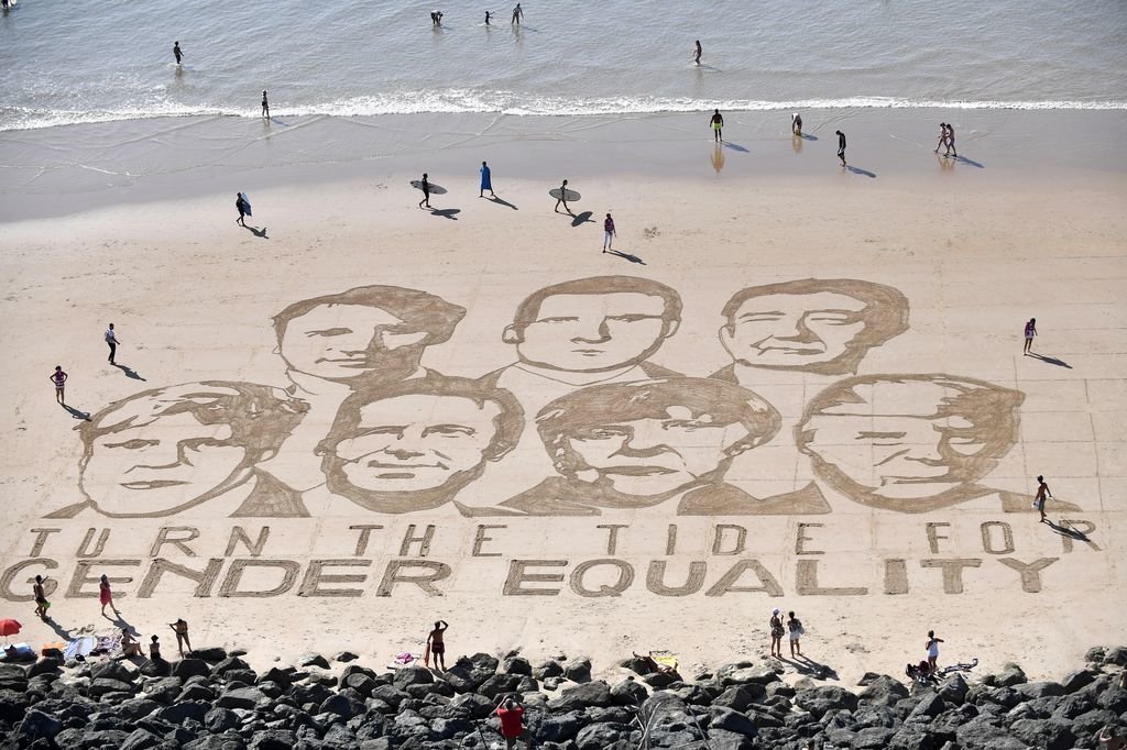 Una obra artística con arena reclama igualdad de género en una playa de Biarritz.
