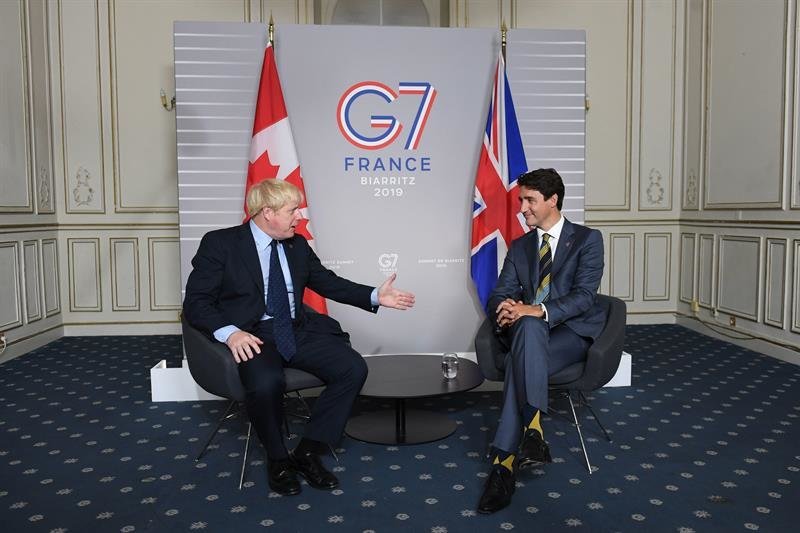 El primer ministro británico, Boris Johnson (izq.), se reúne con el primer ministro canadiense, Justin Trudeau, antes de la cumbre del G7