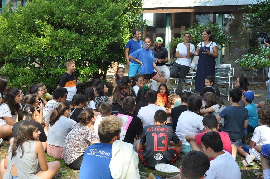 La concejala de Xuventude, Noelia Ocampo, visitó a los jóvenes antes del regreso a casa.