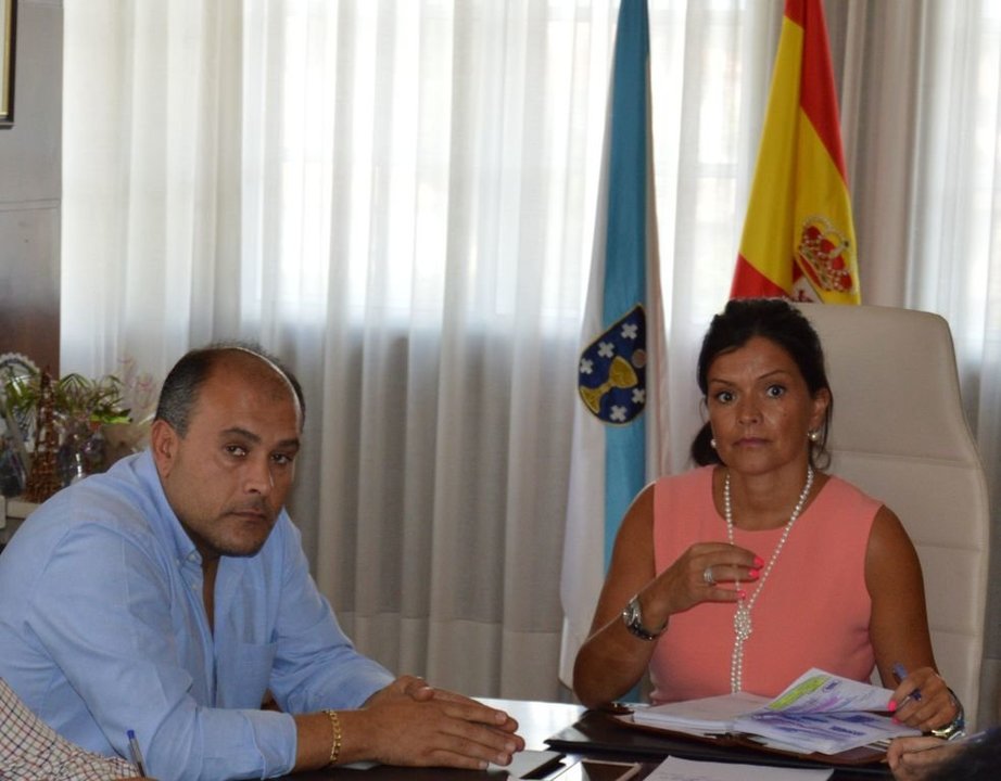 La alcaldesa de Mos, Nidia Arevalo con el concejal de Urbanismo Alberto Méndez.