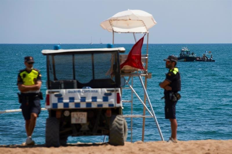 Desalojan playa de Barcelona para desactivar artefacto explosivo en el agua