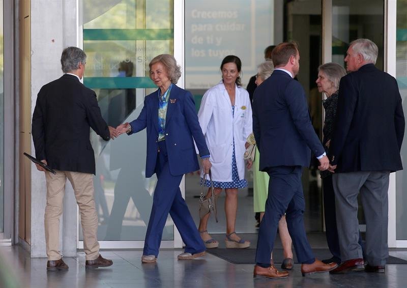 La reina emérita doña Sofia, a su llegada este domingo al Hospital Clínico Quirón de Pozuelo de Alarcón para visitar al rey Juan Carlos