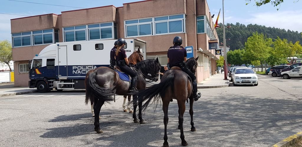 Los policías a caballo también estuvieron en Redondela, donde la Policía Nacional cuenta con comisaría.