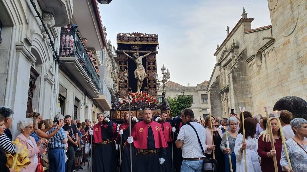 La procesión del Cristo do Consolo marca el momento álgido de las fiestas en Cangas, que siguen toda la semana.