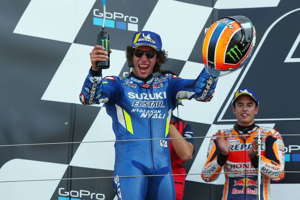 Álex Rins celebra su triunfo en MotoGP junto a Marc Márquez.