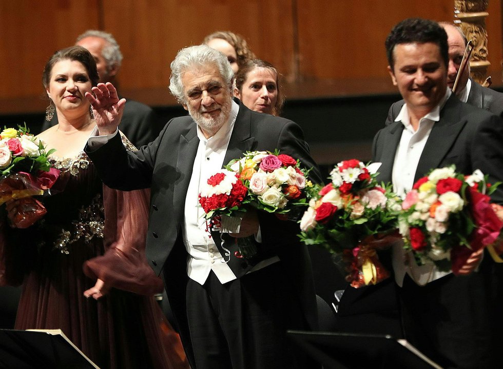 Plácido Domingo y el elenco de la obra, ovacionados al término de la actuación.