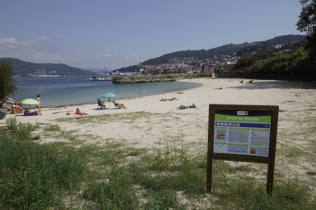 La playa del Mende, en Teis, es la única de Vigo que necesitó importar grandes cantidades de arena.