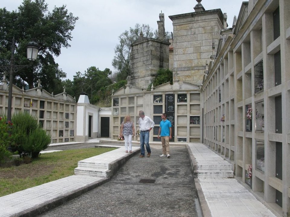 Estado actual del cementerio de Camos en NIgrán. El alcalde Juan González y el concejal Diego Moreira al fondo.