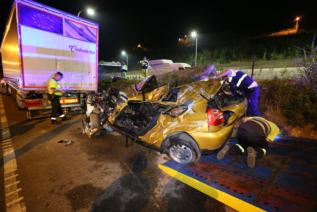 El vehículo y el camión tras el accidente // Alberte