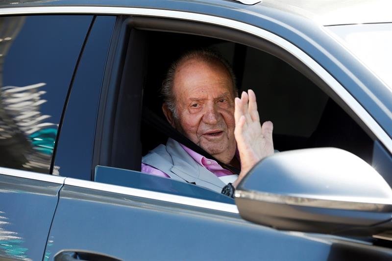 El rey Juan Carlos se dirige a los periodistas que esperaban en el centro Quirón Salud Madrid de Pozuelo de Alarcón