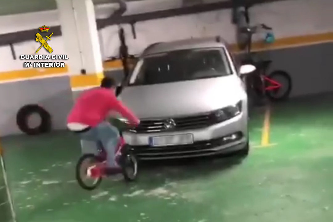 Investigan a un joven que colgó vídeo en Internet haciendo acrobacias sobre una y dañó coches en Baiona