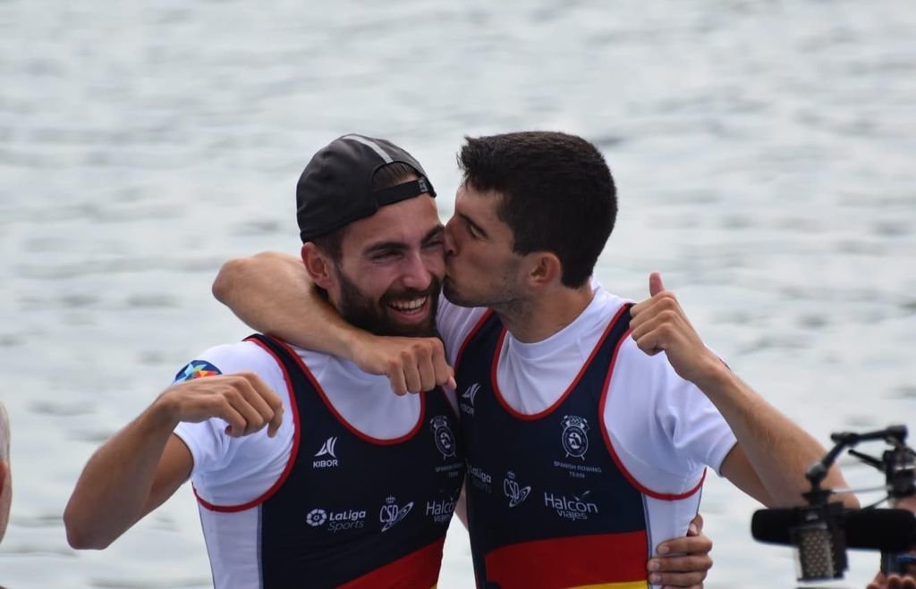Rodrigo Cönde (izquierda) celebra con su compañero Manel Balastegui su posición en el Mundial.