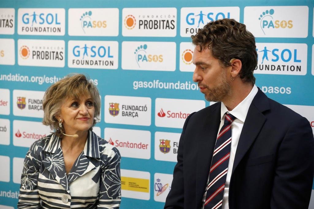 La ministra de Sanidad, María Luisa Carcedo y el jugador de baloncesto Pau Gasol.