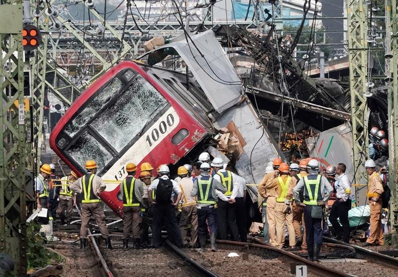 Las autoridades trabajan en la escena de un accidente de tren en Yokohama, al sur de Tokio, Japón