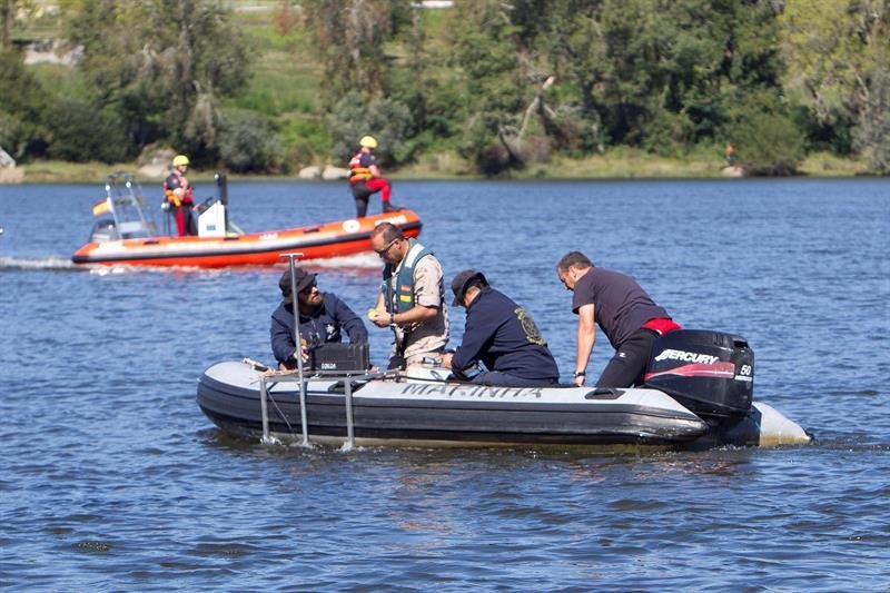 Los servicios de emergencia  en aguas del río Miño