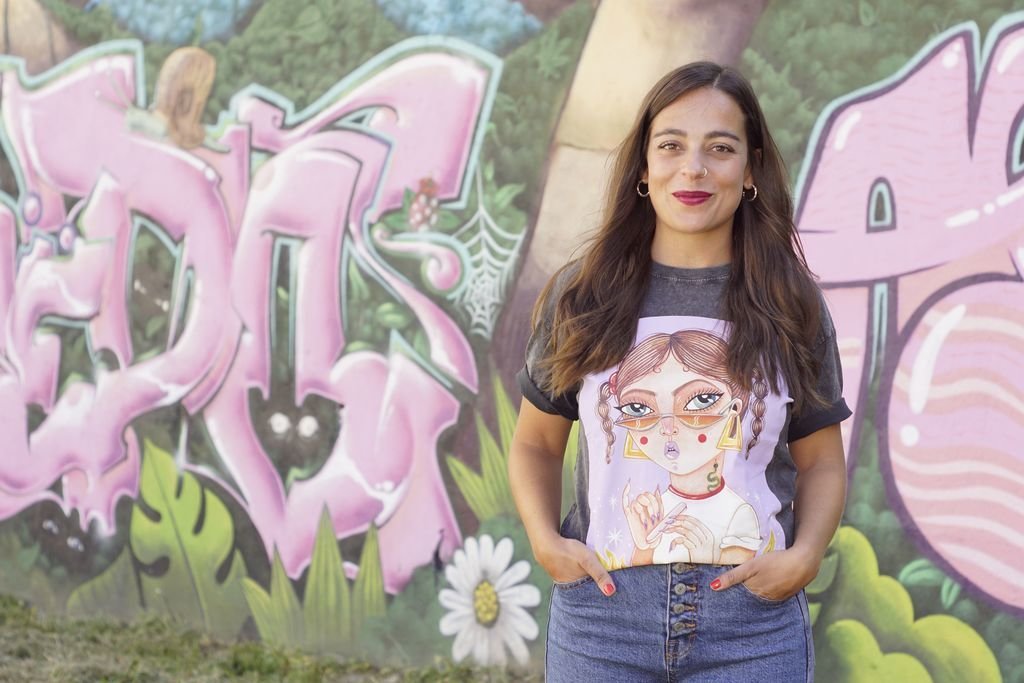 La ilustradora viguesa, Alba Castillo, ayer frente a un grafiti en la ciudad.