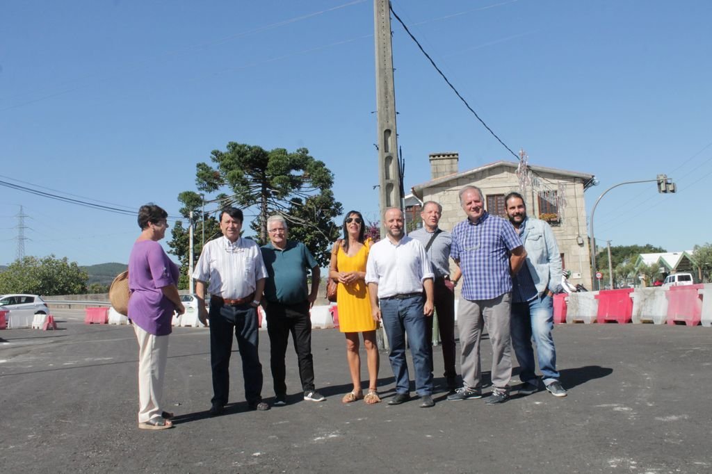 Miembros del grupo liderado por Antonio Araújo junto al portavoz parlamentario de En Marea Luis Villares.