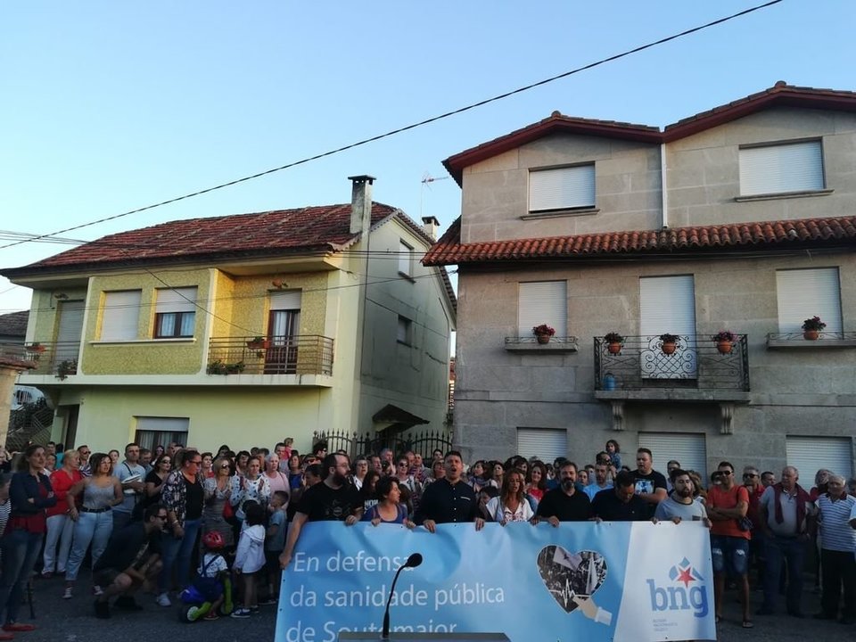 La concentración tuvo lugar ante el edificio del consultorio de la localidad de Soutomaior.