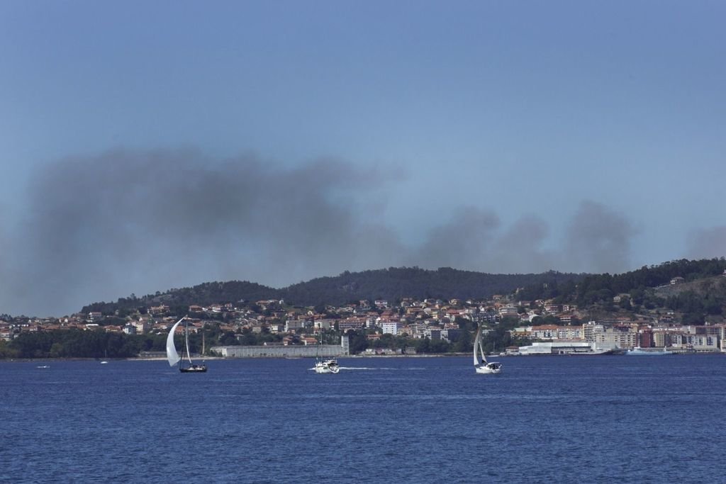El humo del incendio en Punta Couso, en Hío, pudo ser visto ayer desde diversos lugares de la ría.