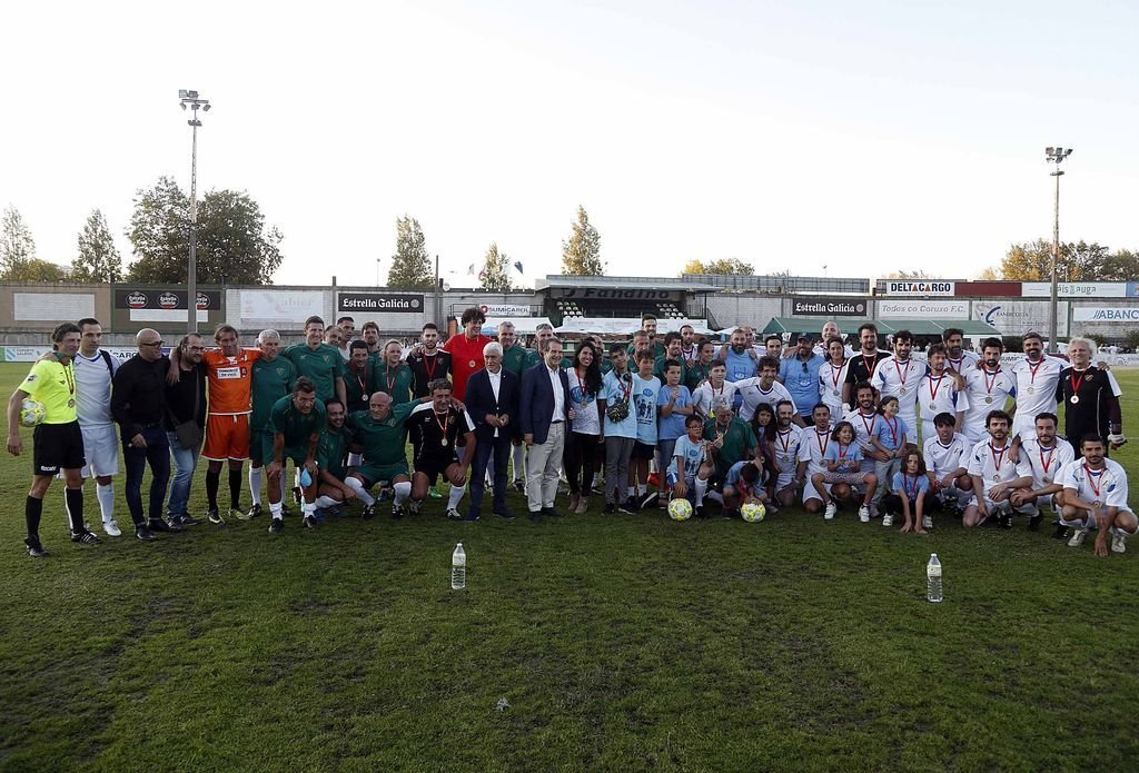 El alcalde de Vigo Abel Caballero y el concejal de Deportes Manel Fernández asistieron a la entrega de premios tras el partido.