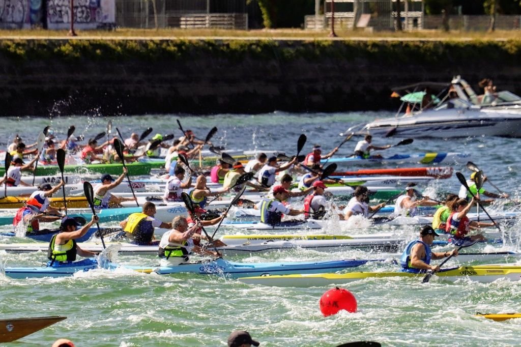 La Ría de Vigo, con salida y llegada en la Etea, acogió el Campeonato Gallego de kayak de mar.