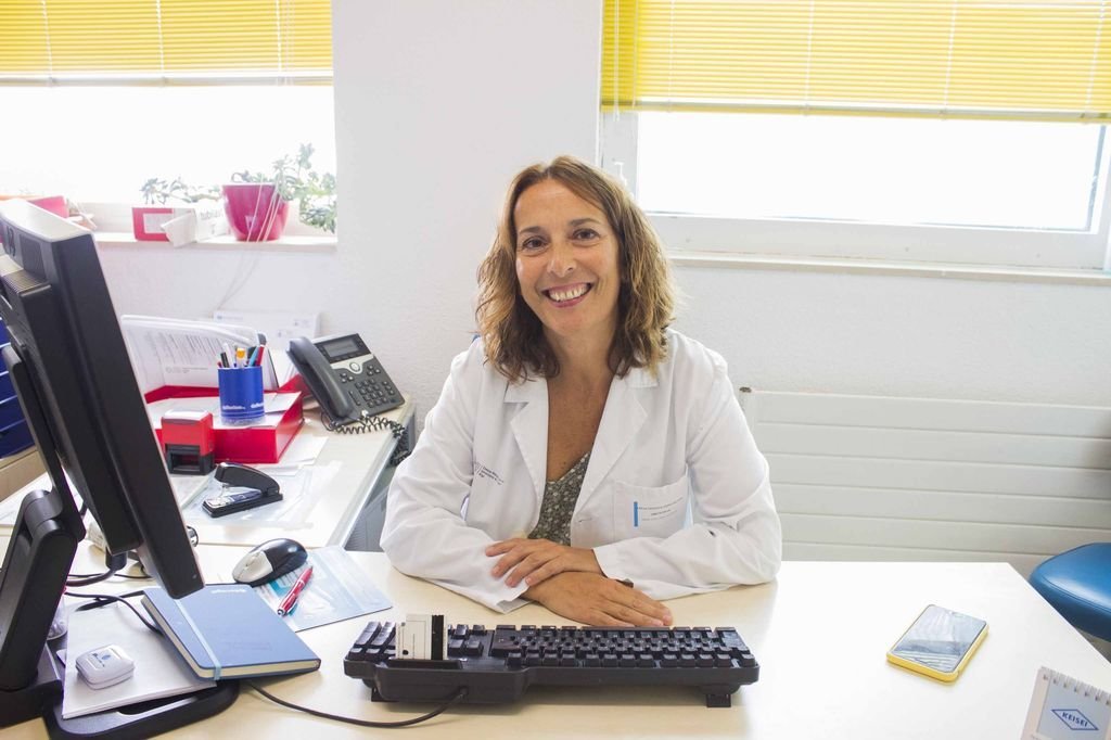 La ginecóloga María José Lamas atiende la consulta de riesgo genético en el Meixoeiro.