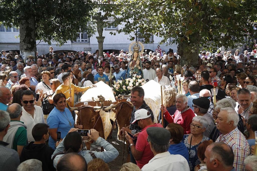El carro de bueyes engalanado abrió la procesión multitudinaria que ayer reunió a miles de personas en la romería.