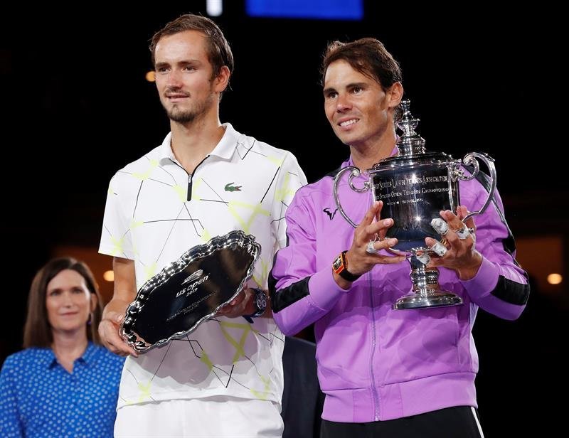 Rafael Nadal y Daniil Medvedev posan con los trofeos