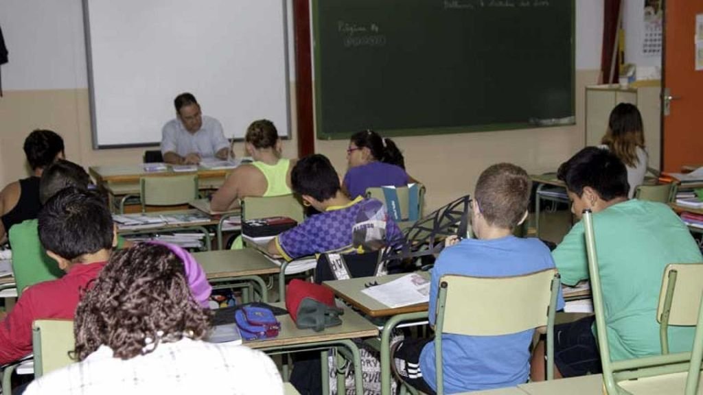 Imagen de un aula de un instituto con alumnos de educación secundaria.