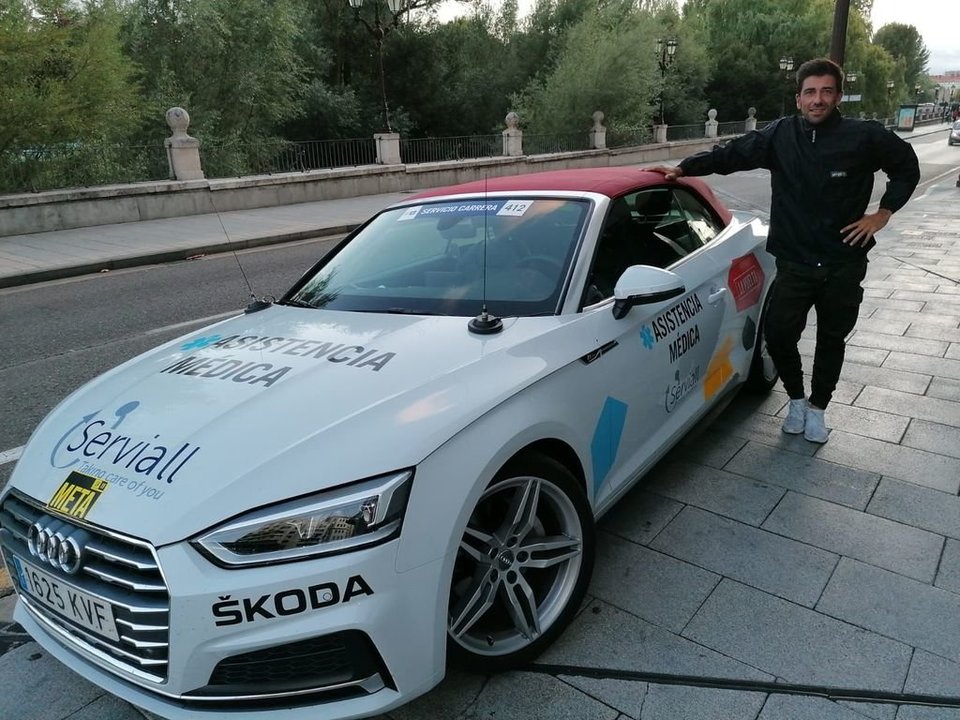 Serafín Martínez pasó ayer el día de descanso de la Vuelta a España en Burgos. Junto a su coche.