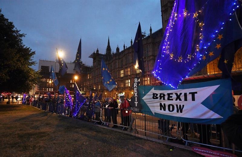Los manifestantes contra el Brexit ante el Parlamento en Londres