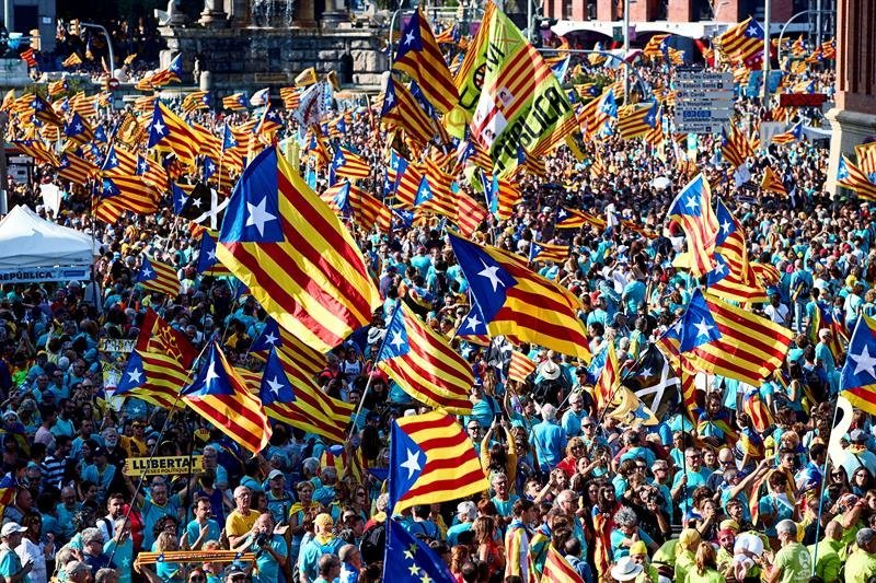 Miles de personas se concentran en la plaza de España de Barcelona