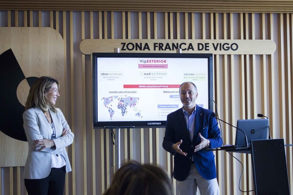 La secretaria de Estado de Comercio, Xiana Méndez, con el delegado de la Zona Franca, David Regades.