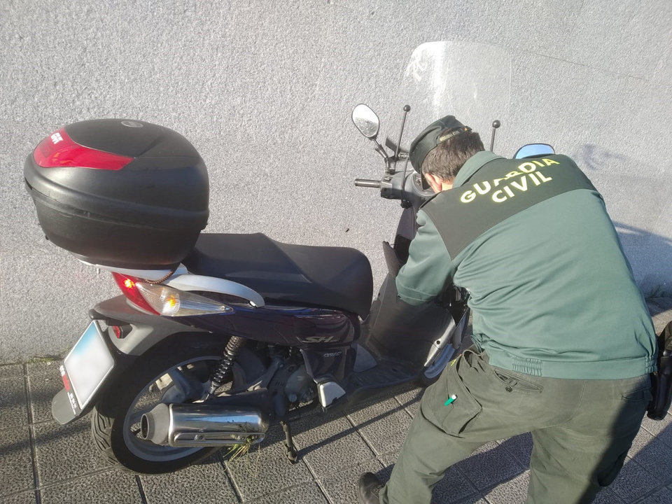 Uno de los detenidos pretendió darse a la fuga en una moto.