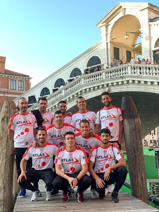 Los jugadores del Racing Castrelos posan en Venecia.