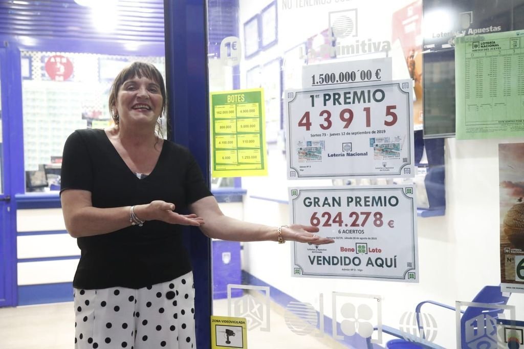 La lotera Darina González, ayer, junto al número premiado en el último sorteo de la Lotería Nacional.