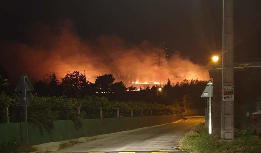 Incendio forestal en la parroquia de Nespereira, anoche //  GhAzote