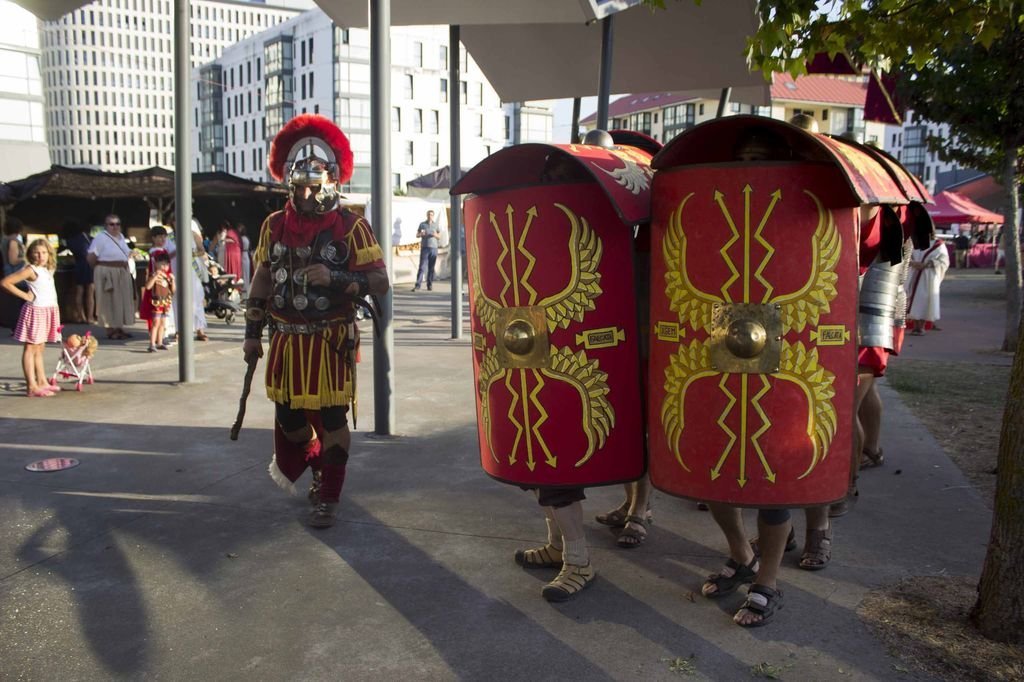 Las tropas romanas desfilaron por el parque Nelson Mandela en Navia.