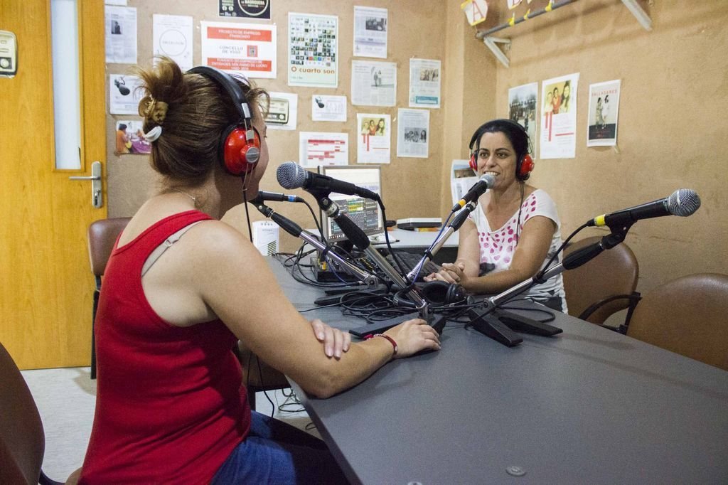 Yolanda Martínez se encarga de coordinar la programación de esta radio y de presentar el magazine Esperta Valladares.