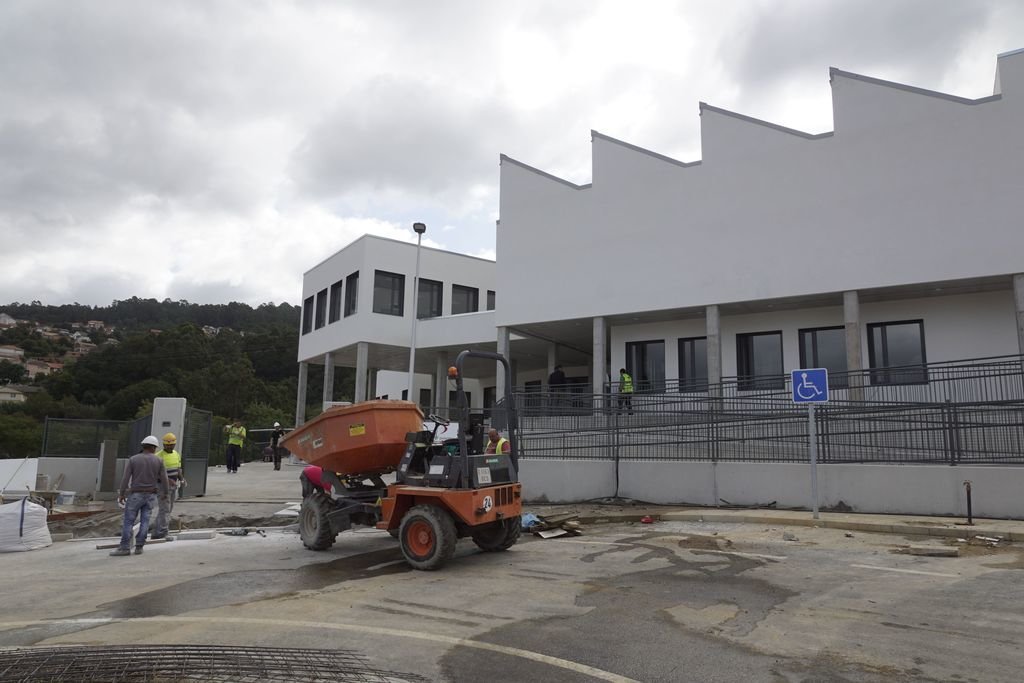 El nuevo centro escolar de Chapela se puso en marcha esta semana, aún con obras.